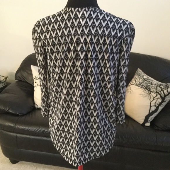 H&M Black & White Patterned Blouse w/ 3 Buttons - Picture 3 of 6